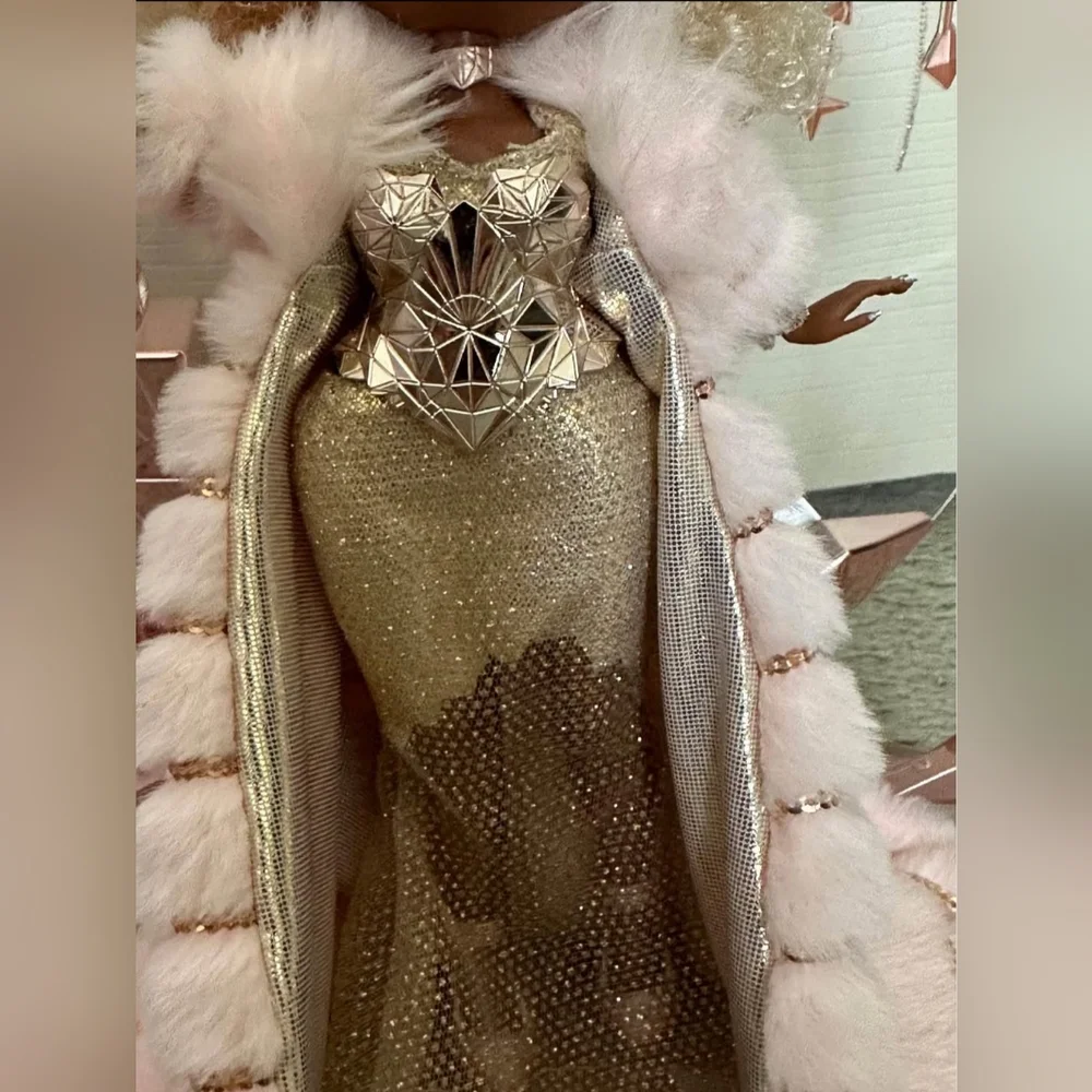 LOL Surprise Holiday OMG 2021 Collector NYE Queen Fashion Doll with Gold